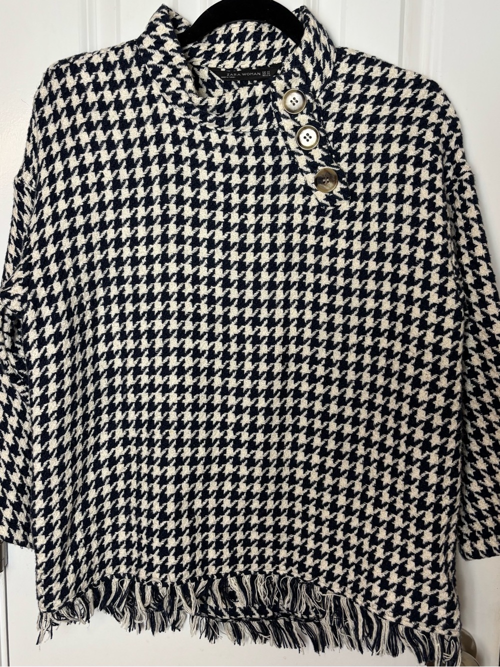 Zara Woman XS Houndstooth Poncho Cape Fringe Button Sweater Black Cream Luxury - Picture 3 of 8